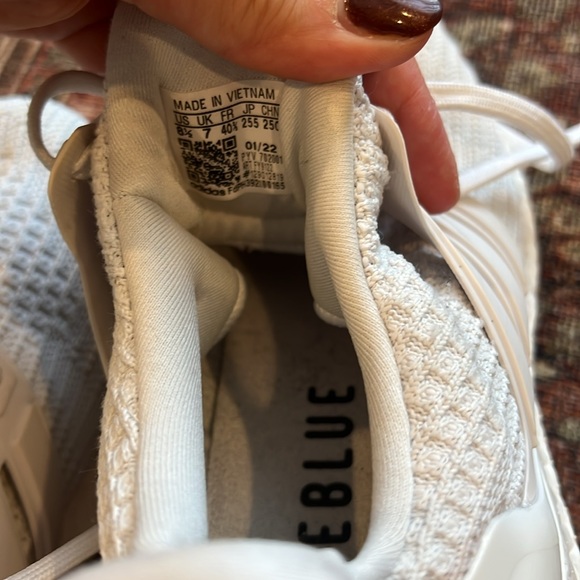Adidas Ultra Boost women’s 8.5 - Picture 7 of 11